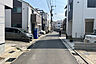 外観：物件の南側前面道路（西側から）