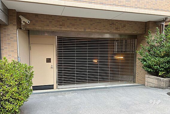 駐車場の出入り...