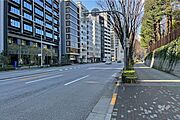 敷地北側は靖国通りに面しています。
