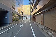 敷地の北西側前面道路（南西側から）