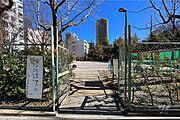 敷地に隣接した『新宿区立甘泉園公園』