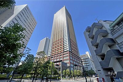 外観：物件の外観（南西側から）。マンション外観は、アースカラーを基調とした洗練されたデザイン。階層ごとに素材・色合いを変えた意匠性の高いタワーレジデンスです。