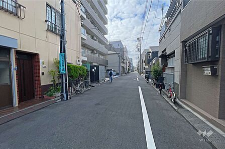 敷地西側の前面道路(北側から)
