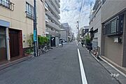 敷地西側の前面道路（北側から）