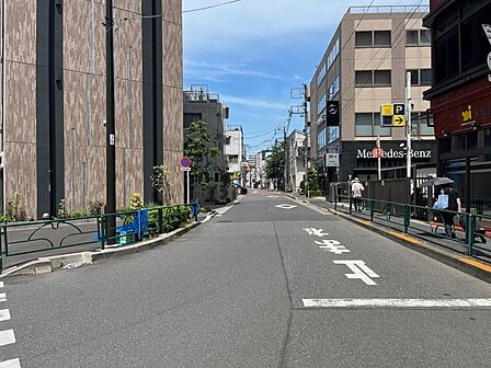 物件の南東側前面道路（南西側から）