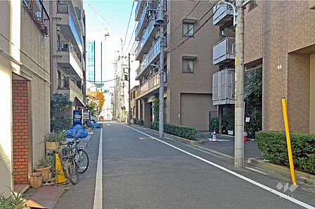 敷地の北西側前面道路(南西側から)