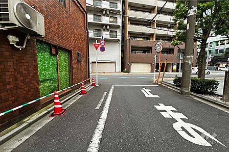敷地南東側の前面道路(南西側から)