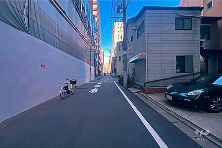 敷地西側の前面道路（南側から）