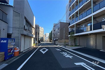 敷地の北側前面道路(西側から)
