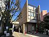 周辺：本郷図書館の外観