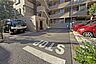 駐車場：駐車場の出入り口