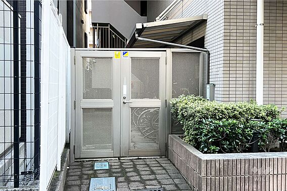 駐輪場の出入り...