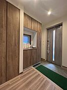 「Z空調」なら真冬も玄関のドアを開けた瞬間から快適な温度がお出迎え！広々とした玄関にはたっぷりしまえる収納を備え、スッキリとしたおもてなしの空間に。