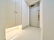 玄関タイル新規交換済み。白を基調とした明るい玄関。住まいの第一印象を爽やかに演出します。