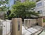 周辺：考え、話し合い、認め合うことで、みんなが幸せを感じられるよう目指している学校です。