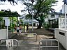 周辺：いくつか遊具のある小さな公園です。