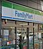 周辺：店内は明るく買い物がしやすいコンビニで、イートインスペースが5席あります。