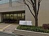 周辺：蔵書もビジネス向けが多く、新刊のラインナップも面白い。椅子や机もあり居心地がよいです。
