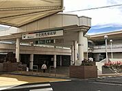 名鉄本線　中京競馬場前駅 名古屋市内にある名鉄の駅で最も南に位置する。なお、駅の至近（東側から南側）が豊明市との境界となっているほか、中京競馬場も敷地の大半が豊明市に所在する 1330m