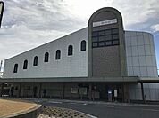 名鉄本線　豊明駅準急停車駅であるが、上下とも おおむね毎時2本ずつ急行が特別停車する。また、豊明検車区があることから、当駅始発、終着の列車も多数設定されている。 610m