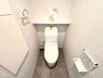 トイレ：清潔感のあるトイレは、使いやすさにこだわった設計で毎日の快適な生活を支えます。