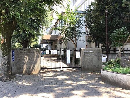 板橋区立板橋第一中学校(873m)