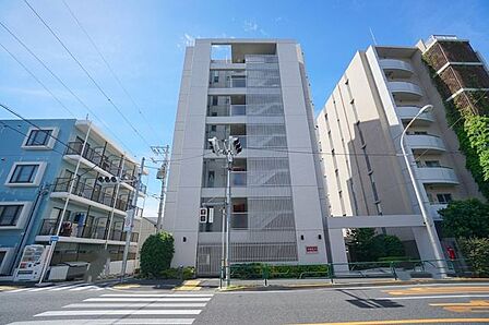エレベーター完備。駐輪場、バイク置場、ペット足洗場を併設。