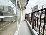 南向きのバルコニー、陽当り良好。※AI加工画像につき現状と異なります