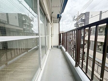 南向きのバルコニー、陽当り良好。※AI加工画像につき現状と異なります