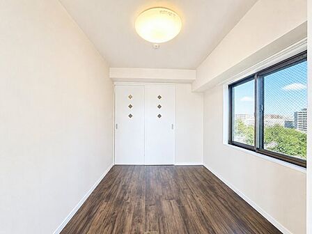 クロス・フローリング張替、建具新調、全室フローリング仕様。※AI加工画像につき現状と異なります