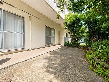 専用庭あり。30m2以上の庭。※AI加工画像につき現状と異なります
