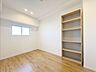 子供部屋：クロス・床・建具を新調したリノベーション住戸。※AI加工画像につき現状と異なります