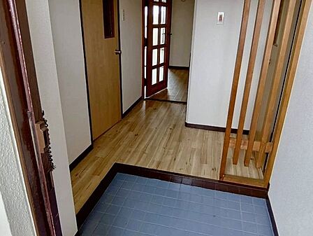 ◆木のぬくもりを感じられるオシャレな玄関♪クロス貼替