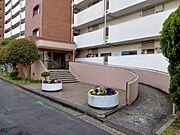 ◆エントランス入り口にはスロープがあります。ベビーカーや車いすなどを使用する際に助かります。手入れされた木やお花に癒されますね♪