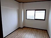 ◆北側の洋室窓から光が入るので明るい室内です♪