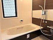 シックで心地よい空間を演出する清潔感のあるバスルーム