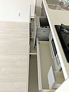 大きな鍋や調理器具も出し入れしやすい、スライド式引き出し