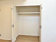 カバンや帽子は上の枕棚へ。生活感をサッと隠してスタイリッシュに