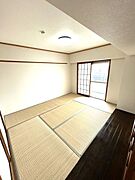 ◆南側からの日当たりが良好なので明るい空間となっており落ち着きます♪このお部屋でお昼寝したら気持ちがよさそうですね。