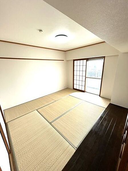 ◆南側からの日当たりが良好なので明るい空間となっており落ち着きます♪このお部屋でお昼寝したら気持ちがよさそうですね。