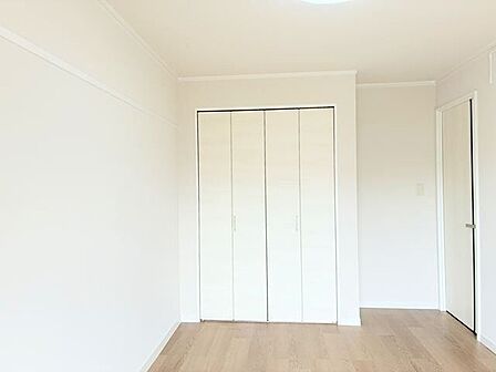 開口部の広い折れ戸式クローゼット