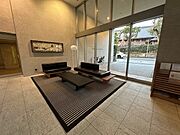 ガラス張りの吹き抜け