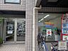 周辺：交差点のはす向かいは、布団も洗えるコインランドリー。なにげに嬉しいですね
