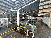 広々とした屋根付き駐輪場で自転車の出し入れもスムーズ。通勤・通学にも便利な環境です。