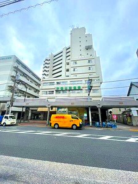 青空に映える重厚感ある佇まいが魅力の「山王スカイマンション」前面道路は整備されており視認性が良く周辺環境も整った利便性の高いロケーションです。落ち着いた街並みに溶け込む存在感のある外観です。