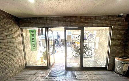 明るく開放的なガラス張りのエントランスです。防犯カメラを設置しているほか、警察官立寄りもあり日々の安全と安心を見守る防犯体制が整っています。