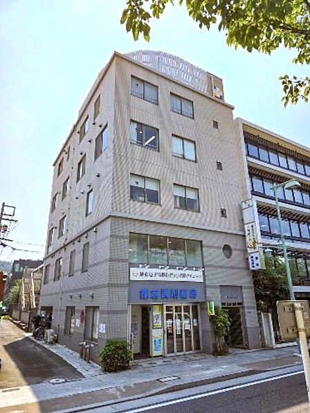 『鎌倉』駅徒歩5分。歴史ある若宮大路沿いに位置する好立地です。南東向き最上階の明るい住戸で古都の四季を感じながらペットと一緒に快適な新生活をお楽しみいただけます。