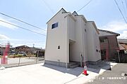 周辺は交通量が少なく、小さなお子様がいらしても安心。