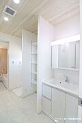キッチンと玄関側の2か所から出入りできる便利な間取り。大きな洗濯機も無理なく設置していただけます。
