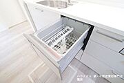 家事の負担を軽減する食器洗浄乾燥機。高温のお湯と水圧で洗浄し、手洗いよりも清潔です